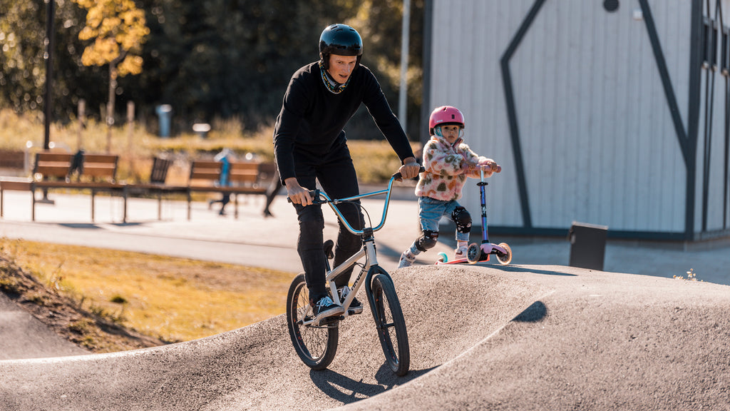 Founder Kaspar Peek riding with his kid in a skate park