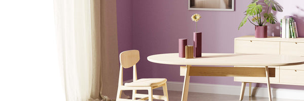 Raum in seichtem Lila-Ton mit den neuen Vasen im Lavendel-Farbton auf dem Tisch