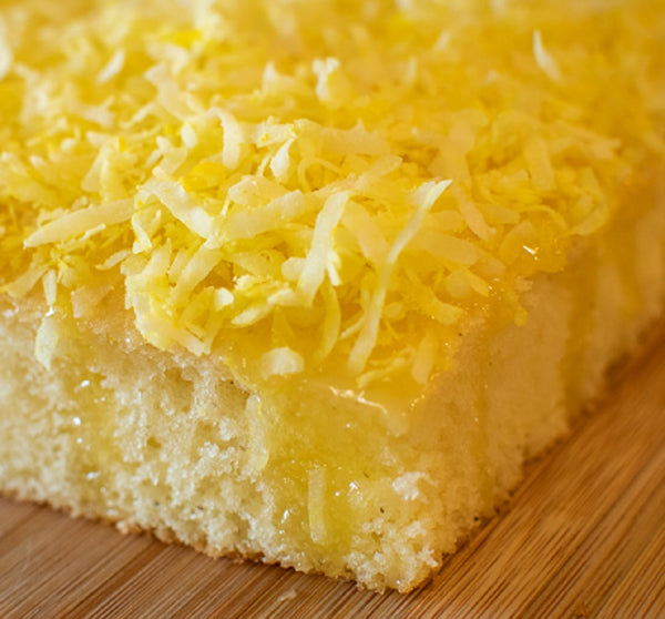 Lemon meringue Poke Cake