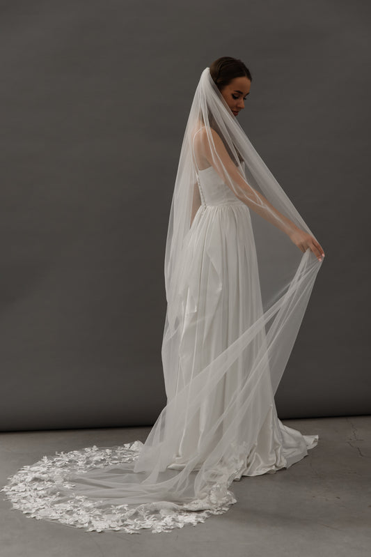 Botanical beaded 3D flower veil in Ivory –