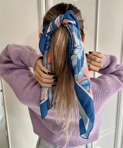 foulard tra i capelli blu