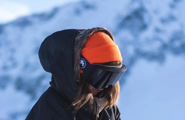 A girl wearing a baked snow black goggle 