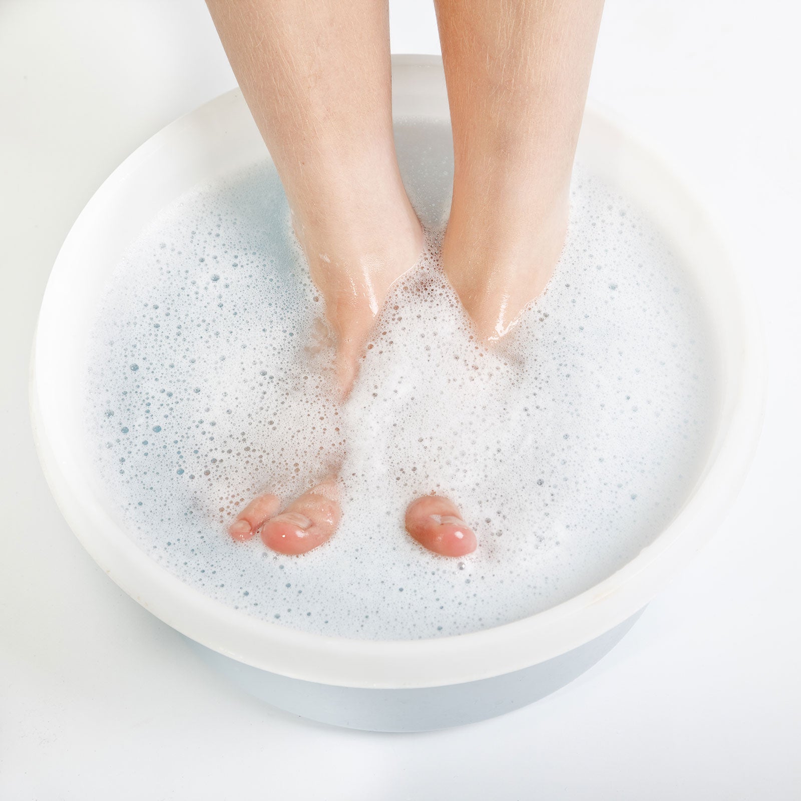 Ванночка для ногтей с морской солью. Ванна для ног. Ножная ванна для ног. Содовая ванна для ног. Ванночка для ног от грибка.