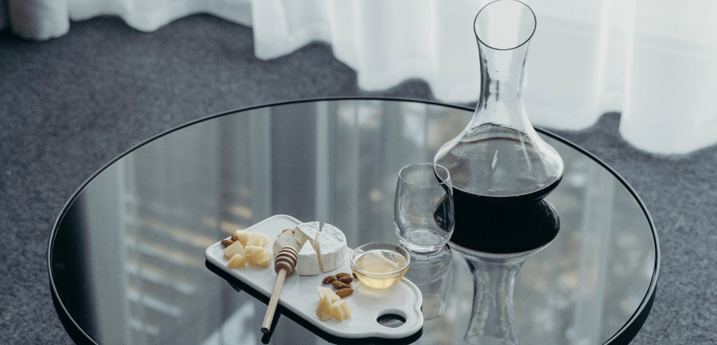 Carafe sur une Table avec Plateau Apéritif