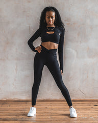 Dancer poses in the DYNS purpose collection in the black colour.