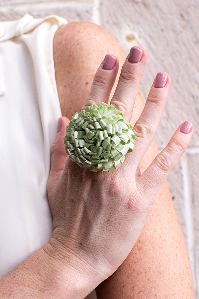 Anillo flor redonda verde menta – Montse La Bonita