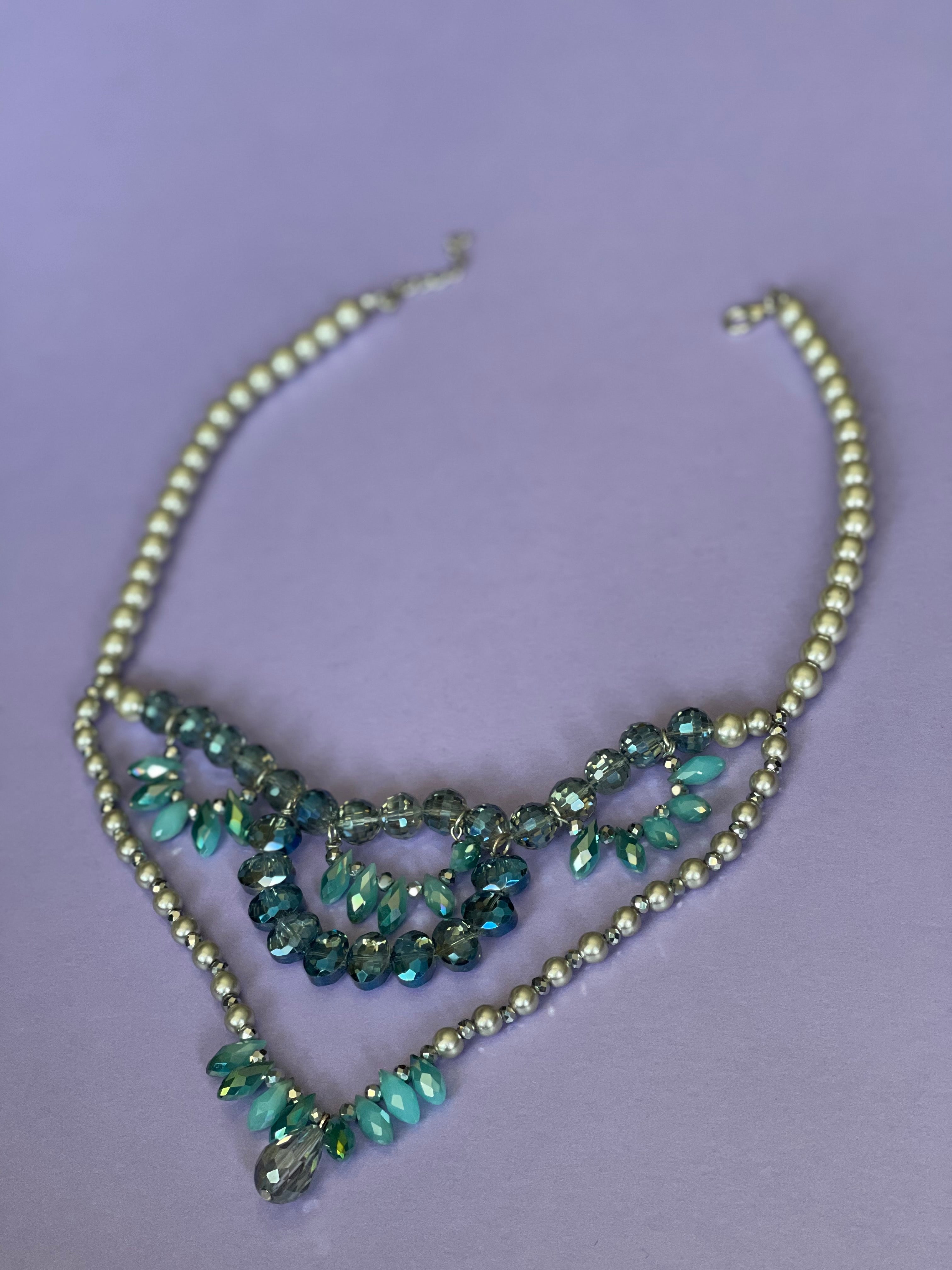 Collar perlas grises 2 niveles, con cristales azul diferentes – Montse La Bonita