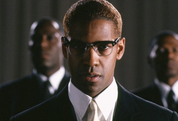 Denzel Washington nei panni di Malcolm X con gli occhiali da clubmaster