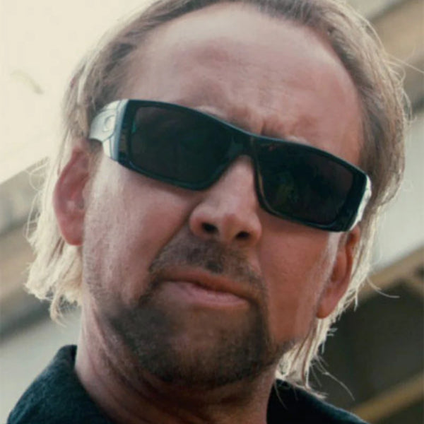 Nicolas Cage indossa occhiali da sole a celle a combustibile Oakley