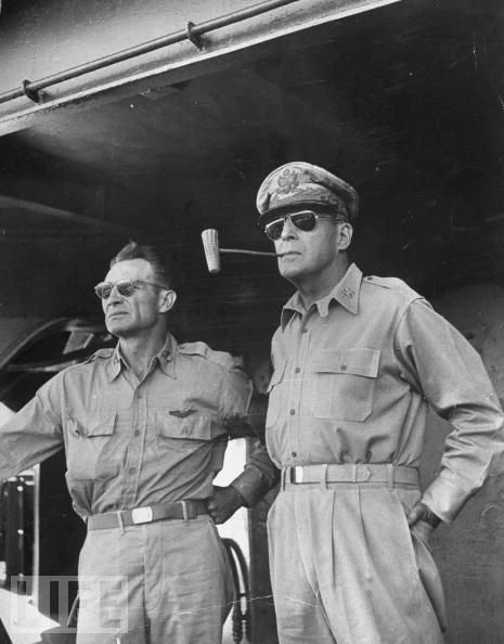 generale macarthur indossa ray ban aviator