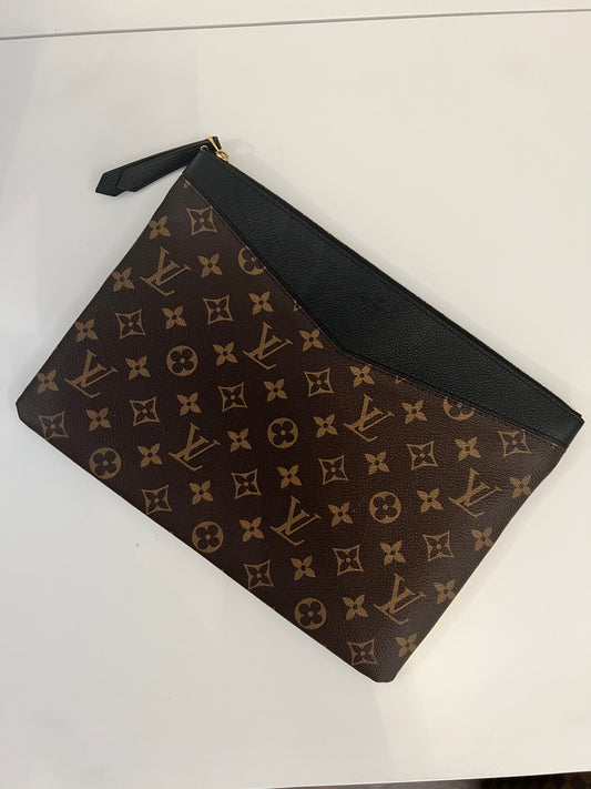 Louis Vuitton Orsay Wristlet – ALC Luxury