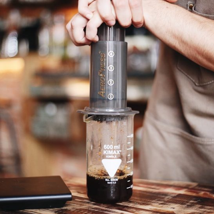 Vierta el filtro con el café molido en el embudo enfocado preparación del  café con filtro de goteo vierta el método alternativo de verter agua sobre  los granos de café tostados y