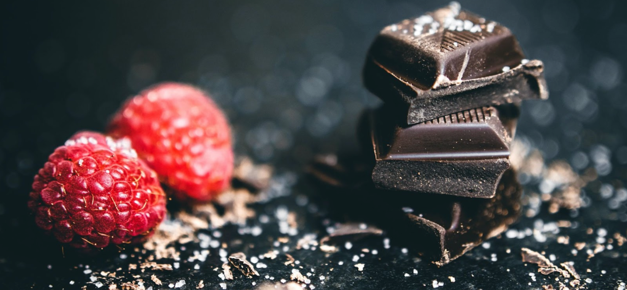 Dark chocolate squares and raspberries for a healthy Christmas
