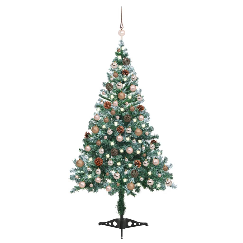 Billede af juletræ med sne + lys + julekugler og grankogler 150 cm hos BoligGigant