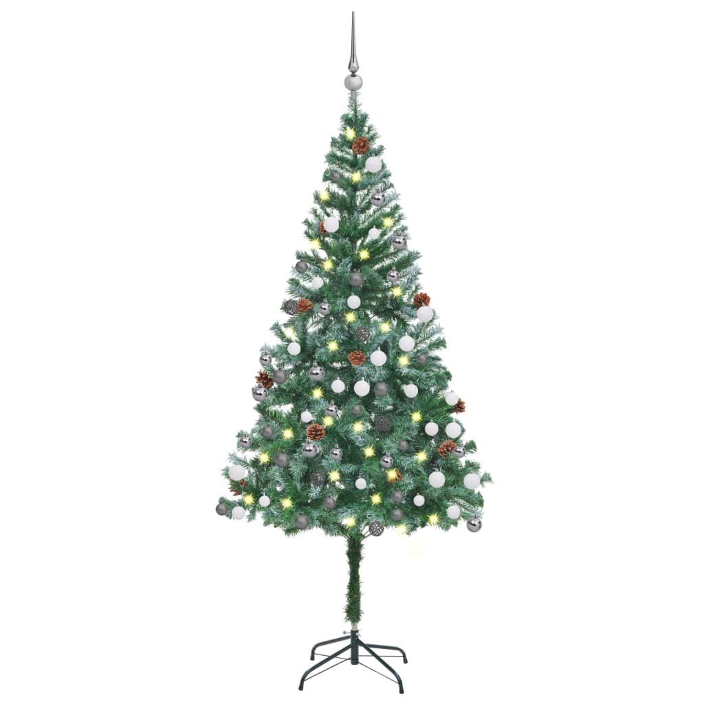 Se juletræ med sne + lys + julekugler og grankogler 150 cm hos BoligGigant