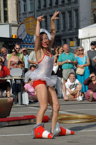 Abi Collins Street Performer - photo by Gerda Verheeke