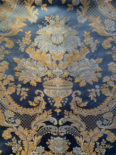 Mellomblå silkesateng brosjert i gull og hvitt