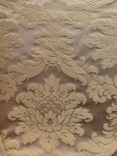 Gylden damask med akantusmønster - repeterende, symmetrisk mønster - mønsterrapport ca 50 cm Damask - 70 % silke/30 % polyester Produsert ved de historiske silkeveveriene i San Leucio, Italia Stoffbredde 140 cm - pris pr desimeter (10 cm) stoff