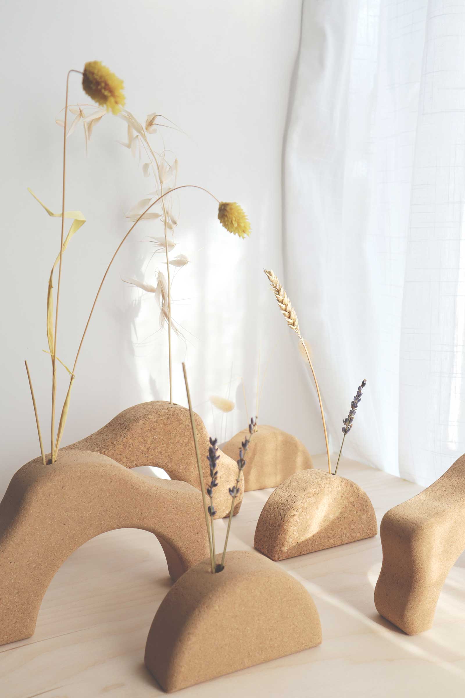 Onda e sol vases with a mix of dried natural florals