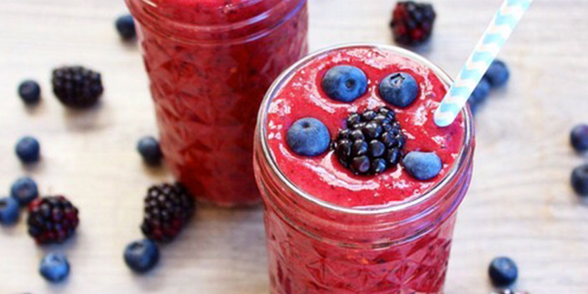 recette de smoothie banane et fruits rouges fraises, framboises, myrtilles, mures