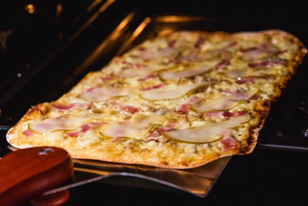 Poniendo una pizza en el horno