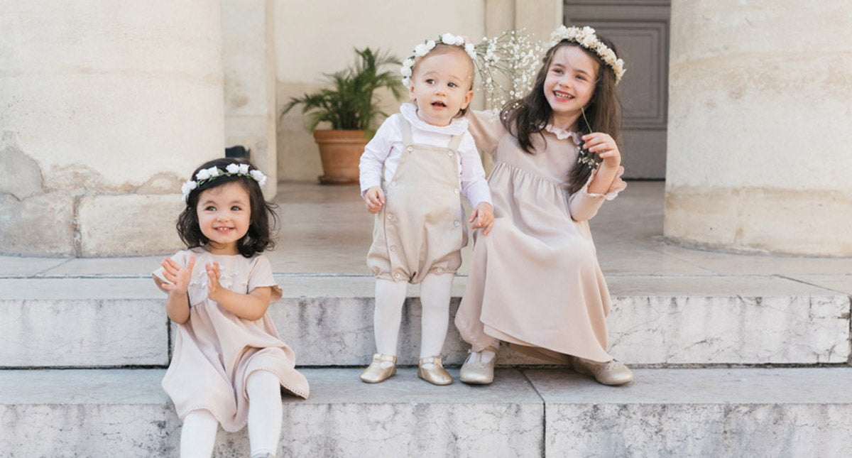 Pour les jeunes demoiselles, une robe rose poudré et broderies perles