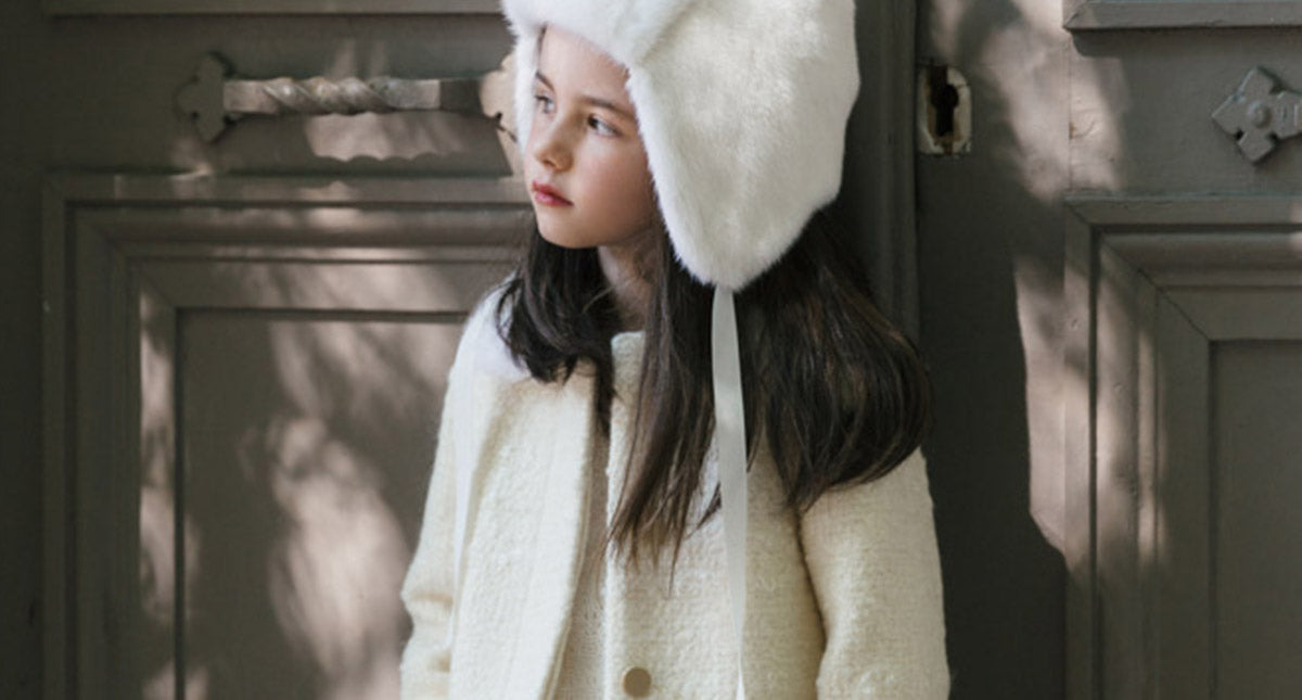  un manteau au style princesse tout de blanc au col lapin et sa chapka assortie.