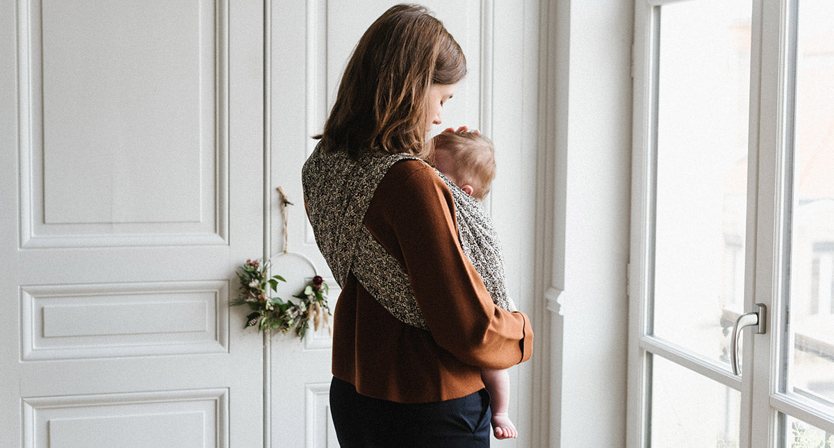 Deux bandeaux qui s’enfilent de part et d’autre des épaules, sans nœud ni sangle, sans produits chimiques, qui allie confort et sécurité pour le portage de nos bébés.