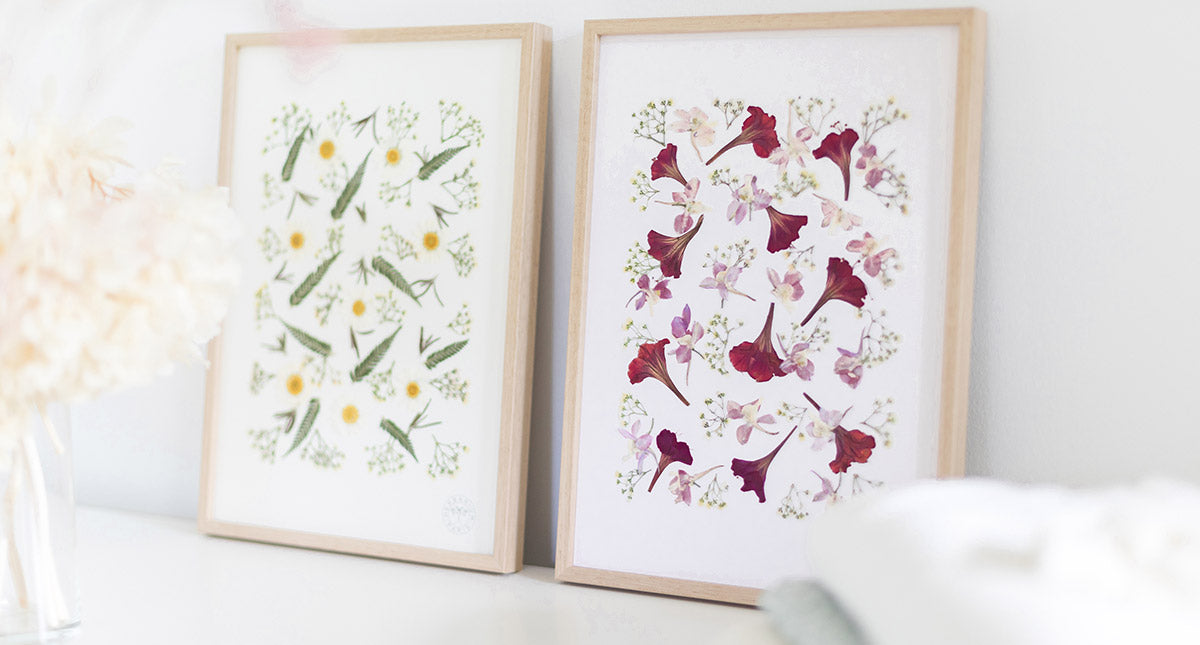 Twee exclusieve frames met een minimalistisch ontwerp bestaande uit geperste bloemen.