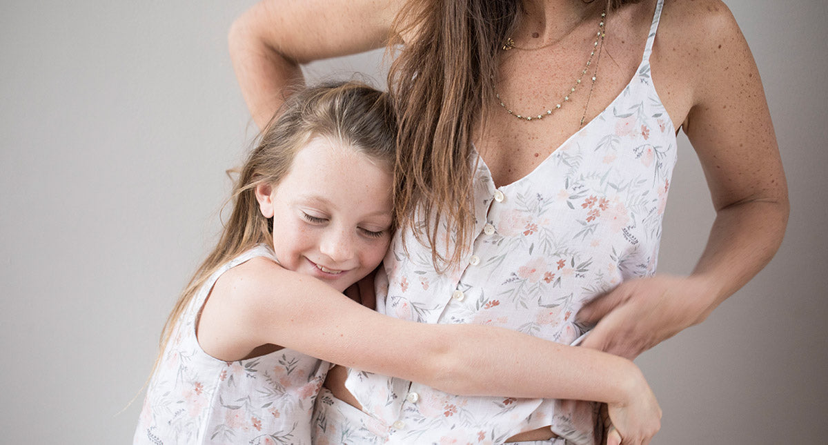 La impresión se encuentra en un Pijama Infantil, mamá a juego.