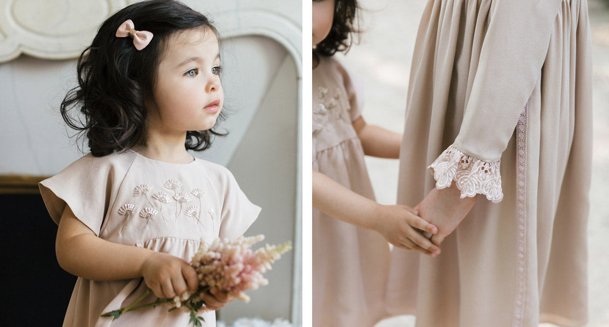 Para jóvenes jóvenes, un Vestido Rosa bordado en polvo y perla, en la versión corta para la versión más pequeña y de longitud media Cuello Guipure para el más grande.