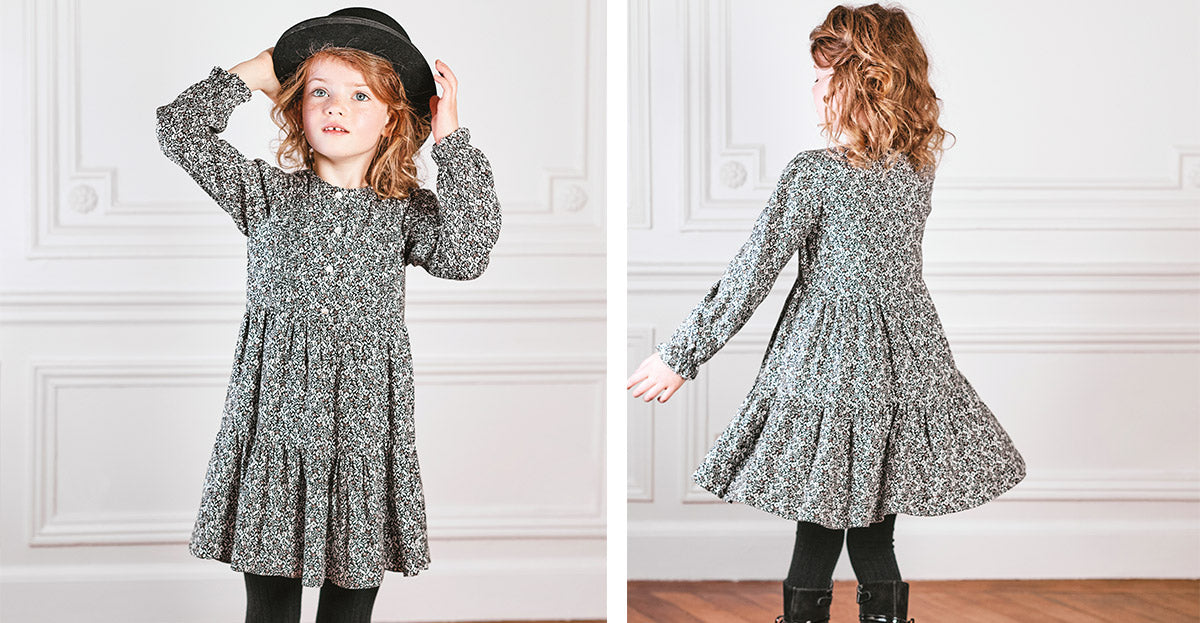 Das Kleid ist in a entworfen Druckexklusiv gezeichnet von Tartine et Chocolat und die Herbst-Winter 2020-Sammlung.
