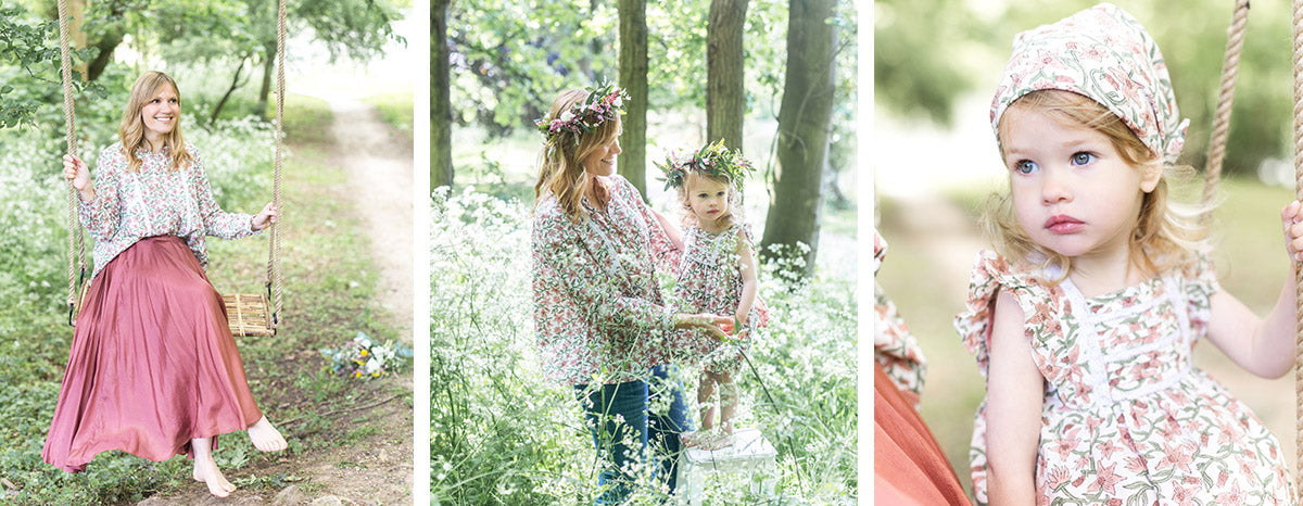 Un foulard taille unique à nouer dans les cheveux ou sur un sac pour la maman, et un foulard pour la petite fille. Une belle robe estivale ornée de plis religieux et de jolis détails en dentelles 