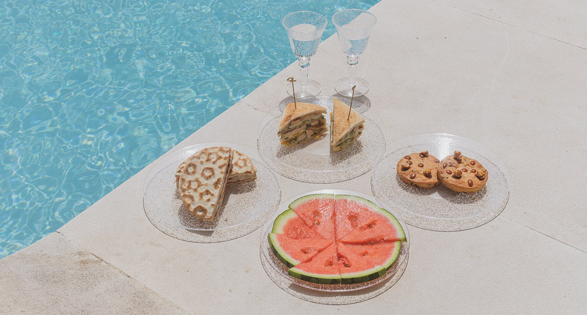 Pour les amateurs de bains de soleil, le Château de Fonscolombe propose un service de snacking au bord de la piscine.