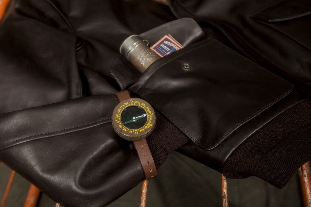 P47 ボンバー ジャケットのフロント ポケットの詳細: 二重の機能があり、フラップとサイド ポケットが付いています。