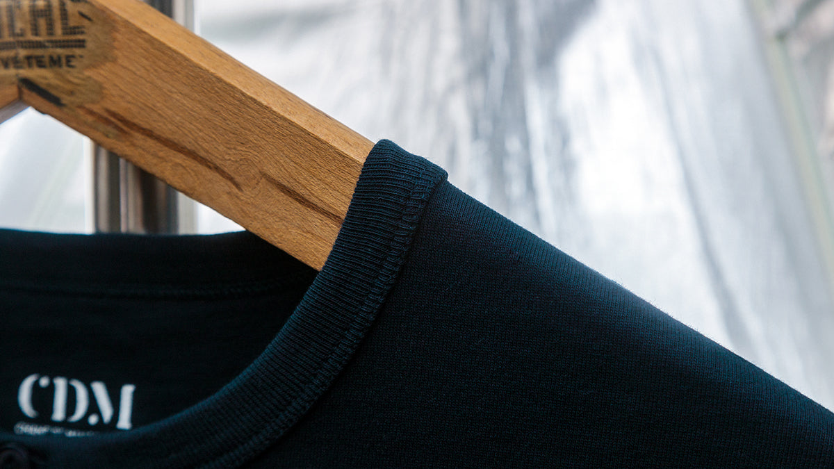 zoom sur le col d'un t-shirt henley bleu de chez champ de manoeuvres