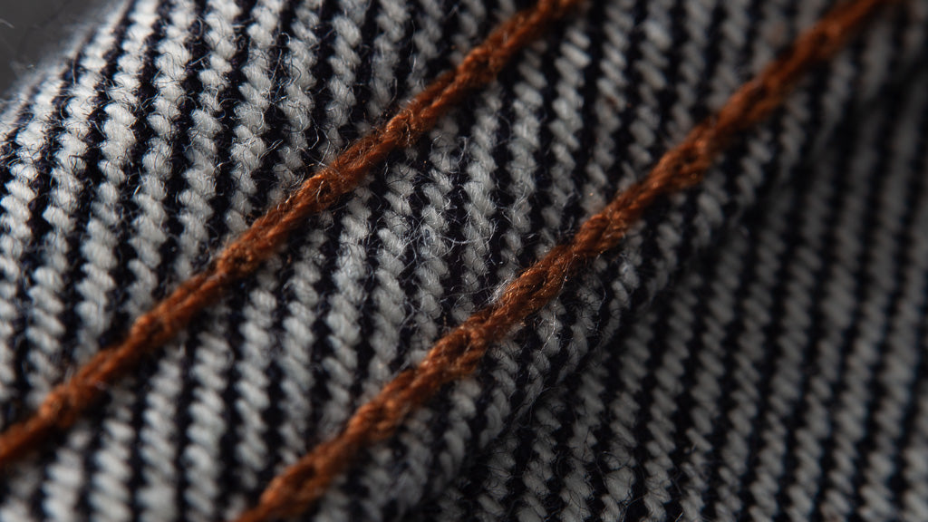 Coutures réalisées en bras de déporté en point de chainette, une finition haut de gamme effectuée avec un fil épais de chez Coats