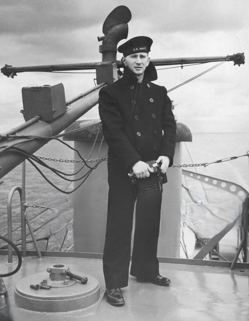 marin américain portant un peacoat