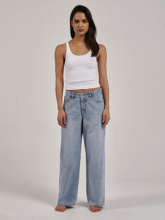 Weekend wears 〰️ the Billie Low Baggie Jean with our Sydney Plunge Tank 🙏