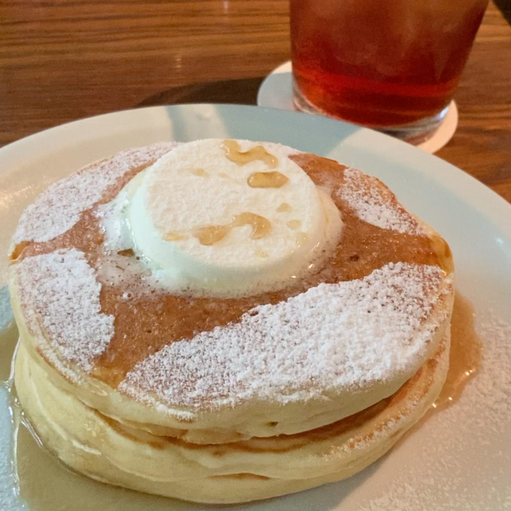 クラシックバターミルクパンケーキ メープルシロップ　