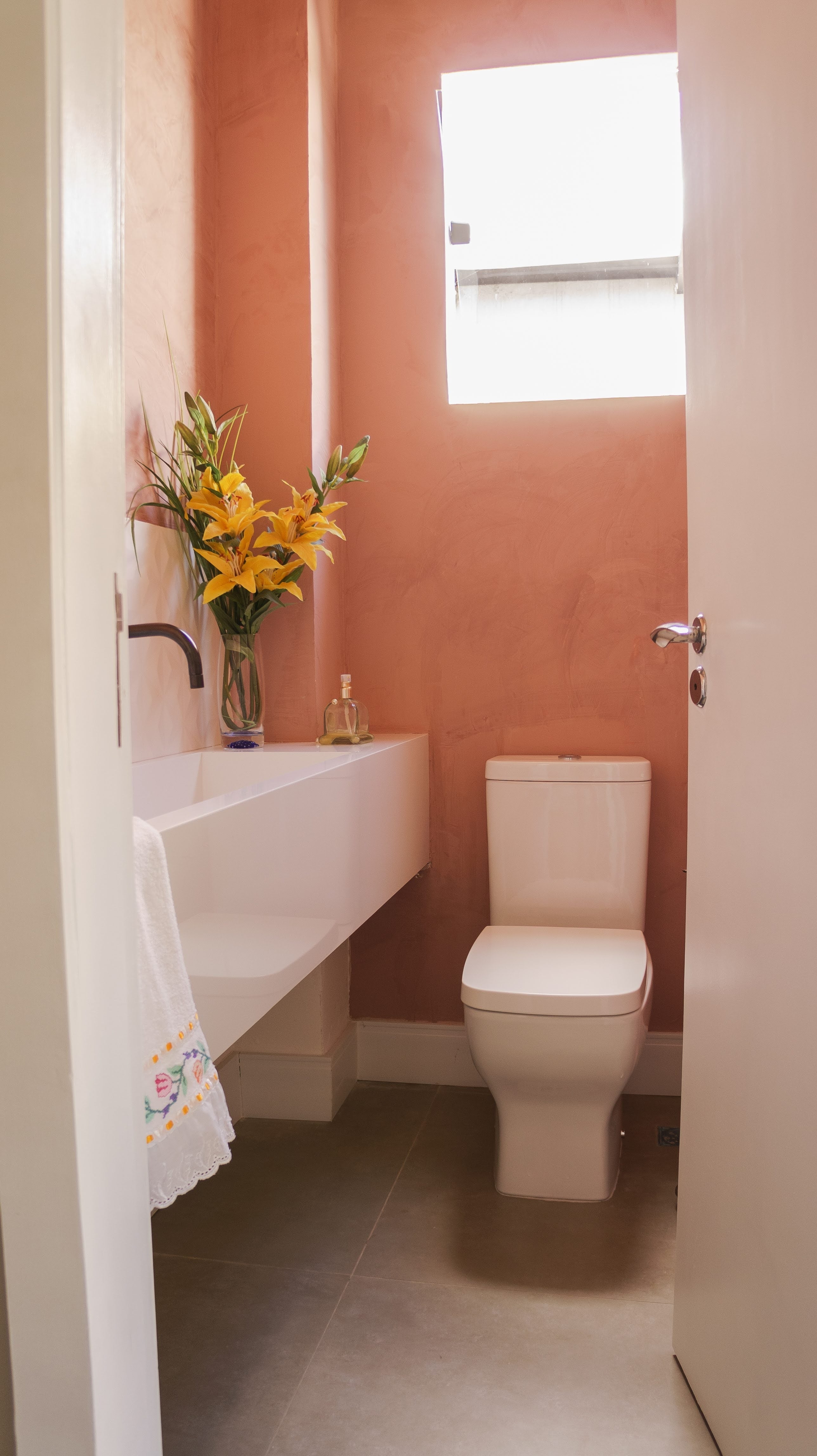 Mur coloré - Décoration toilettes - Jhana