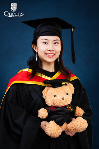 Tsing Photography offers an early bird discount on graduation photo packages for graduates