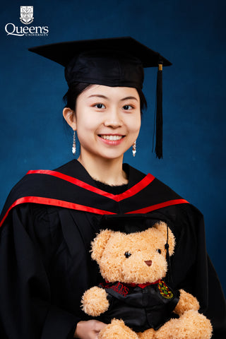 Tsing Photography offers an early bird discount on graduation photo packages for graduates