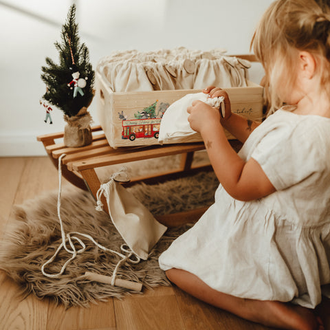 Adventszeit. Kiste. Baumwollsäckchen