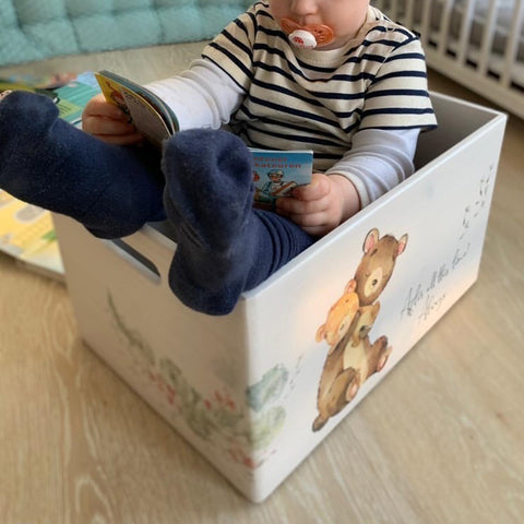 Holzkiste. Bücherkiste für Kleinkinder. Spielzeugkiste aus Holz. 