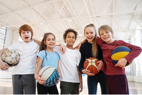 Niños felices de realizar deportes 