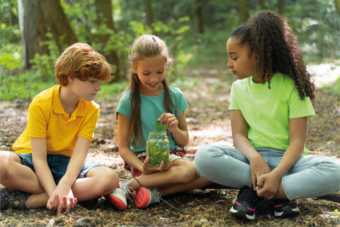 Niños disfrutando de lo que hay en la naturaleza