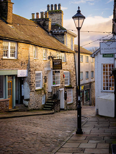 Image shows Branthwaite Brow, a cobbled street in Kendal