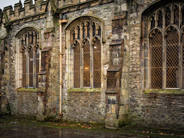 Colour image showing a detail of the windows and wall at Kendal Parish Church