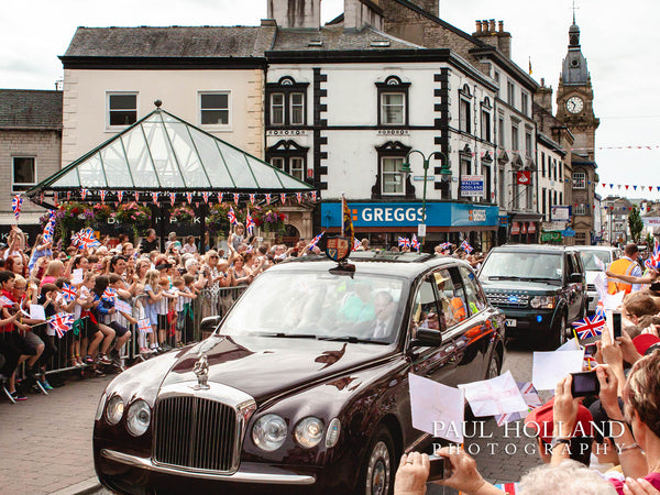 Image shows the Queen's Bentley with escort vehicles behind